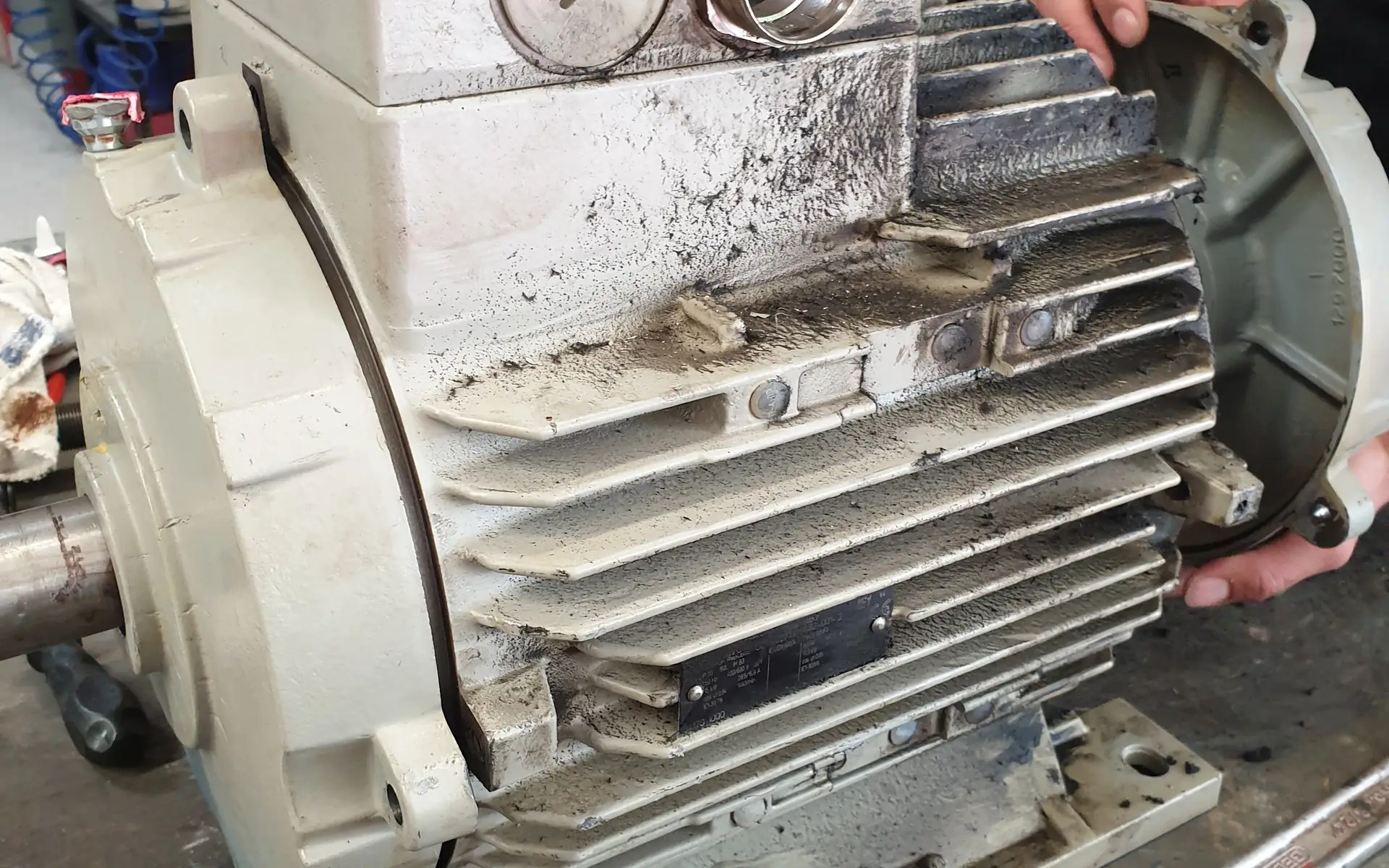 Demontage des Lagerschilds an einem Drehstrommotor in der Werkstatt – Arbeit als Industriemechaniker