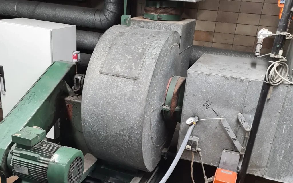 Radialventilator mit angeschlossenem Drucksprühbehälter beim Kunden vor Ort – Einsatz als Servicetechniker